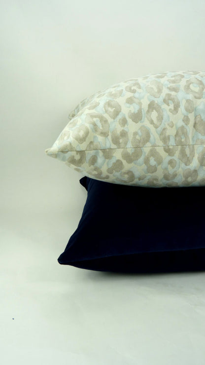 midnight blue velvet pillow // midnight blue velvet cushion // navy blue velvet pillow